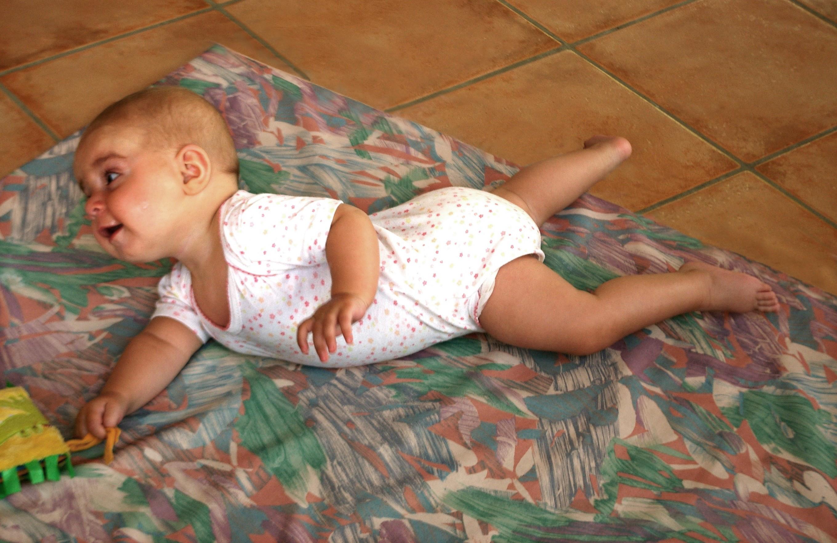 Le développement moteur de bébé de 2 mois à un an